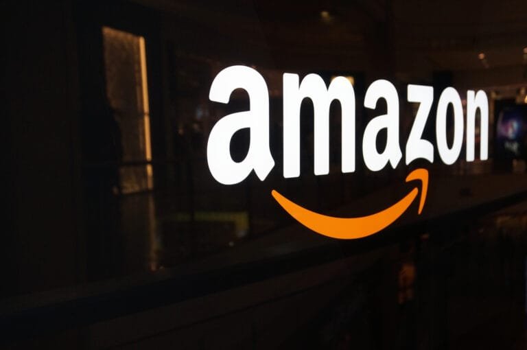 Akcie Netflixu a Amazonu. Do kterého z nich se aktuálně vyplatí investovat?