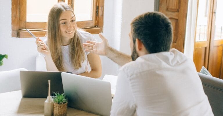 „Řízení financí pro digitální nomády: Jak hospodařit s penězi v digitálním světě“.